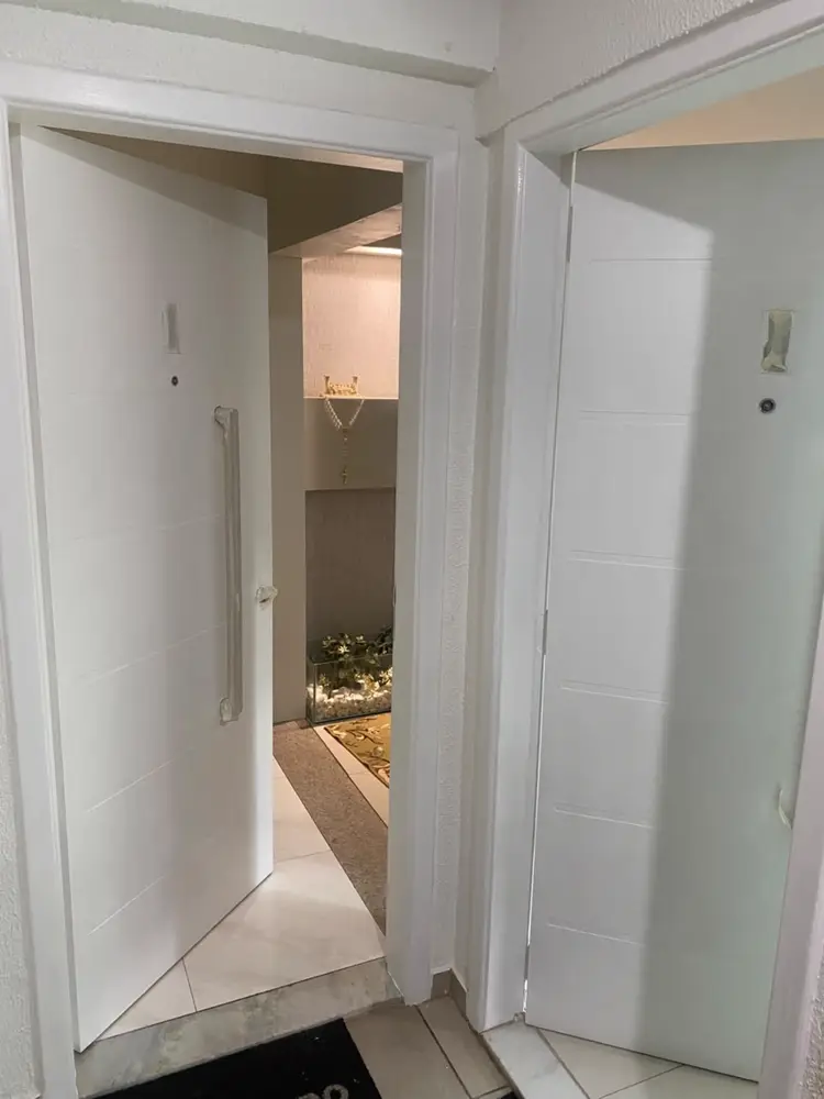 Portas e batentes pintados em branco após serviço de pintura